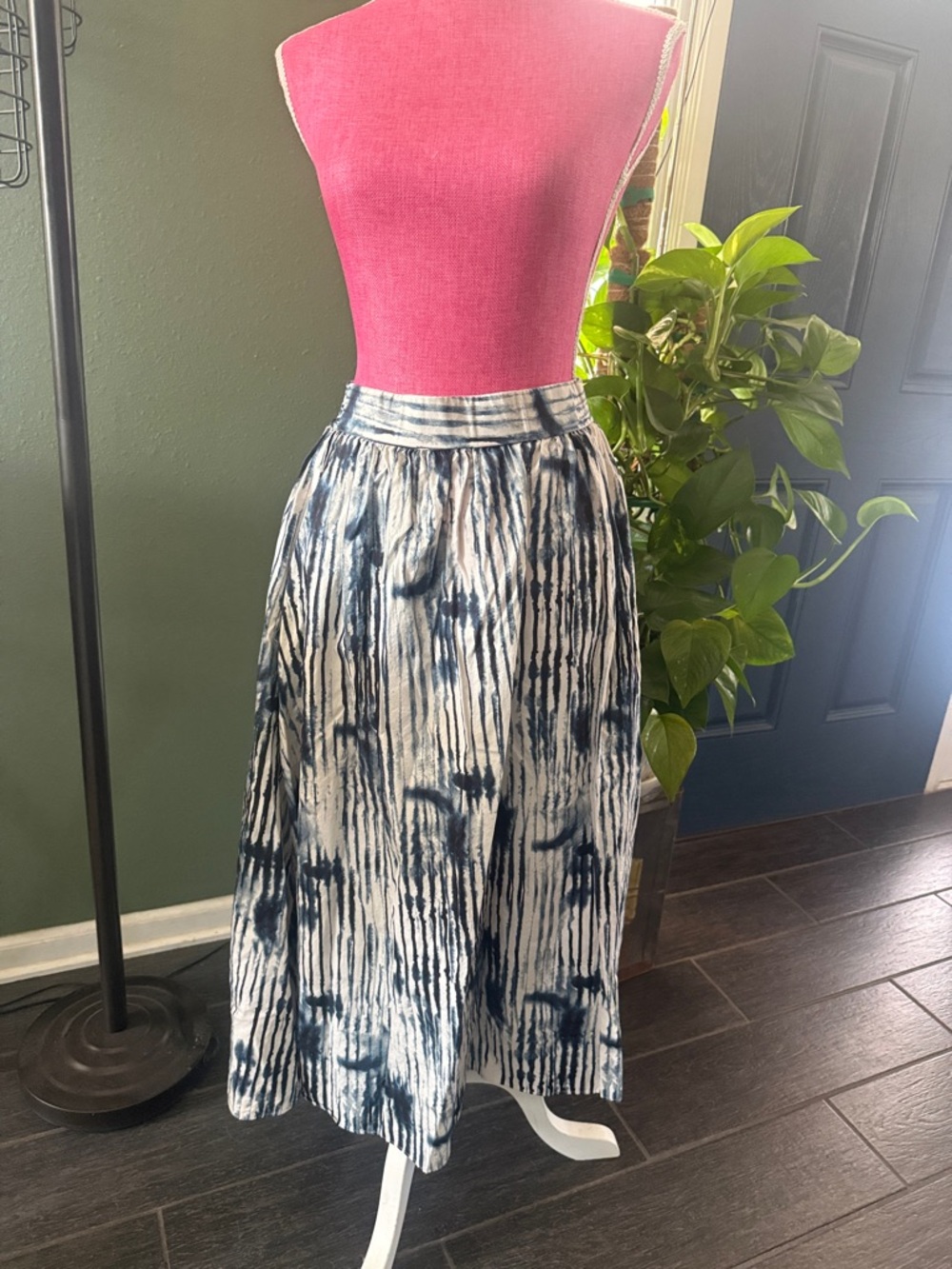 Simply Vera Vera Wang Navy and White Printed Midi Skirt